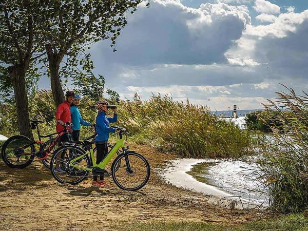 Radfahrer am Neusiedlersee bei Podersdorf