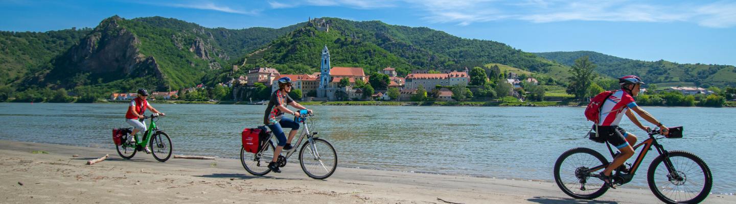 Strand bei Arnsdorf mit Radlern und Drnstein