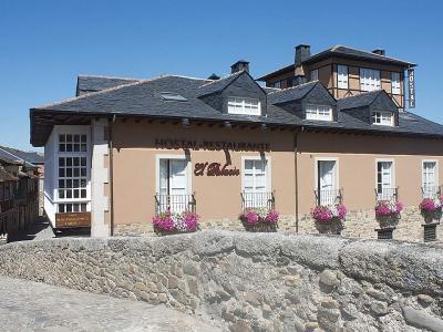 Hotel Palacio in Moinaseca from outside