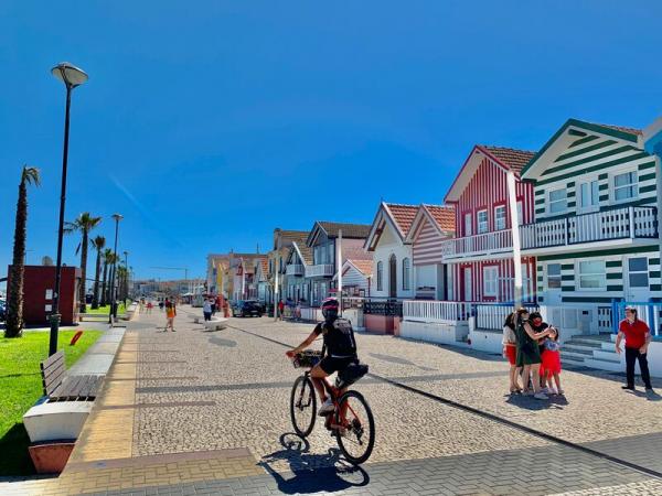 Cyclist in Costa Nova