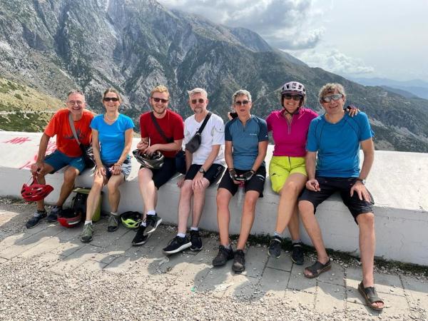 Radfahrergruppe vor Bergpanorama