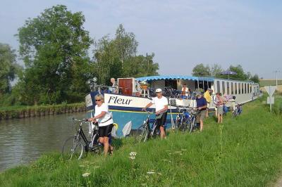 Schiff Fleur mit Radfahrern