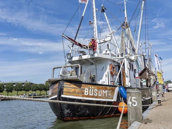 Fischkutter im Hafen von Bsum