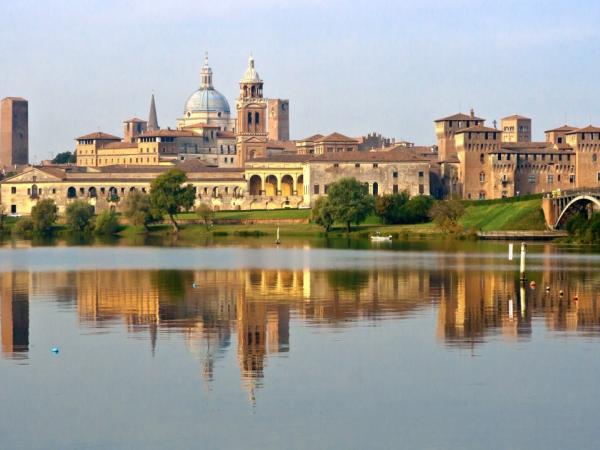 Blick vom Fluss Po auf die historische Altstadt von Mantua