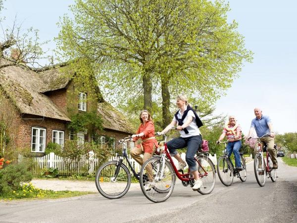 cyclists in Olsum on Island Fhr