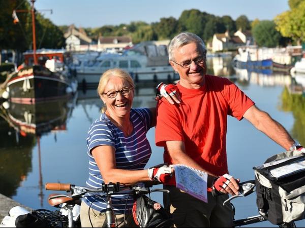 Cyclists in the port of Briare