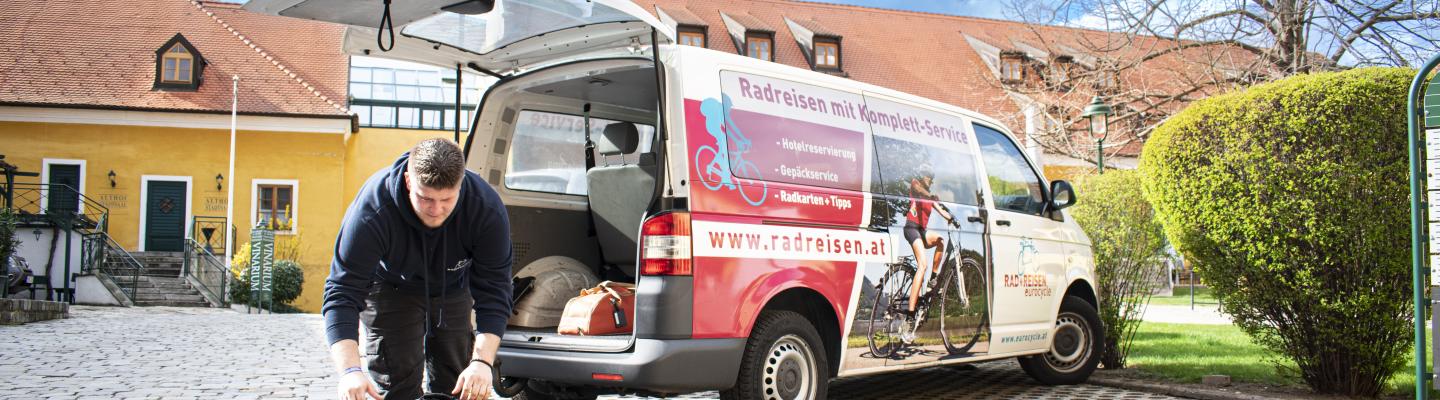 Gepaeckfahrer mit Transportbus