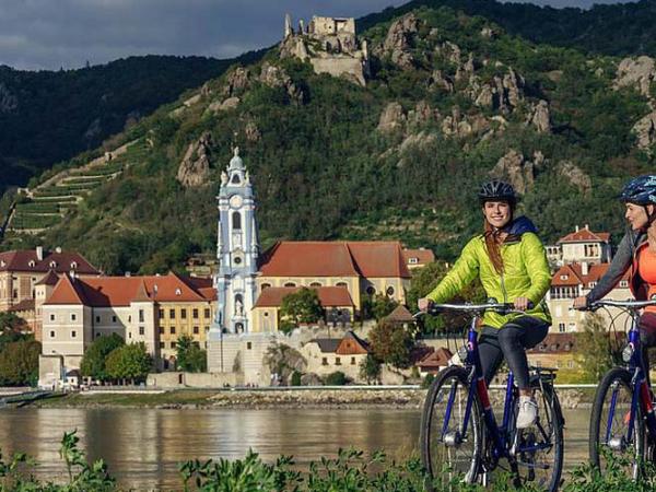 Radfahrer am Donauradweg bei Drnstein