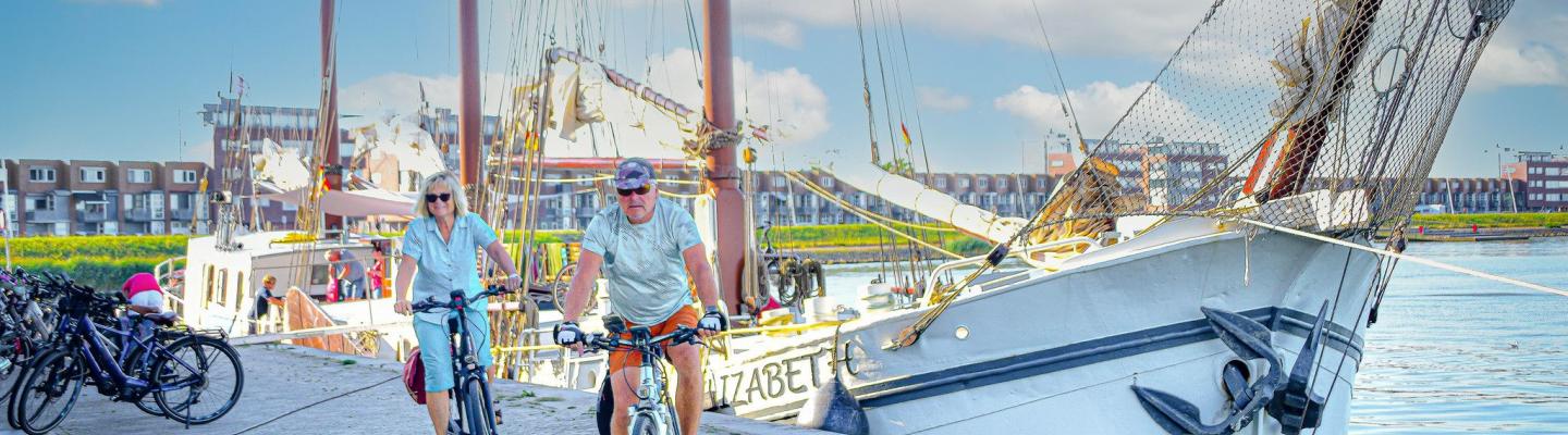 Cyclists with Elizabeth