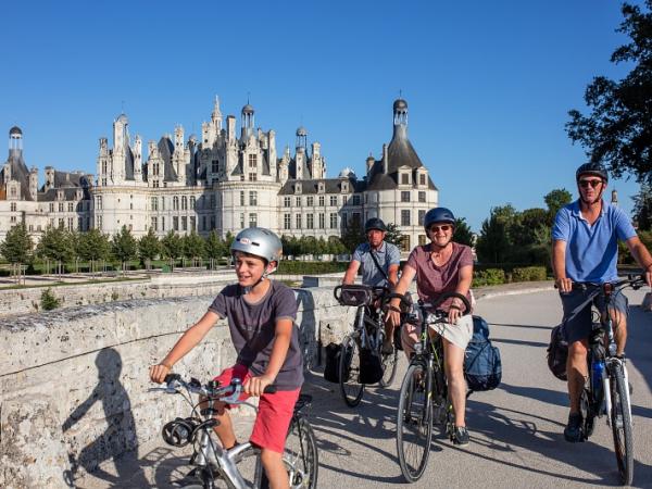 cyclists in front of Chambord castle