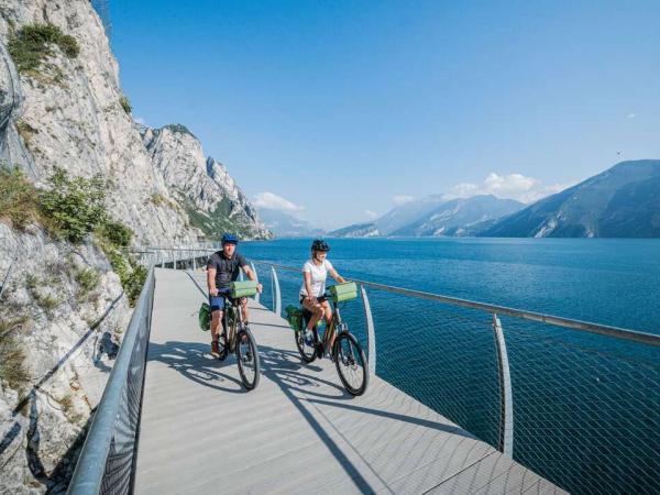 Lake Garde Cycle Path above the lake