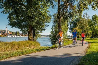 Cyclists near Krems / Weissenkirchen