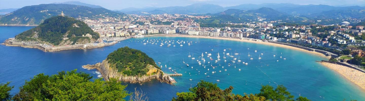 San Sebastian - Panorama mit Strand, Meer, Inseln und mehr in Spanien.