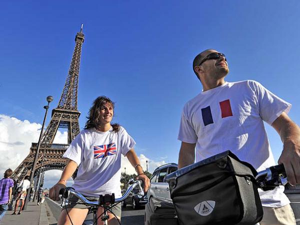 cyclists in front of the Eiffel tower