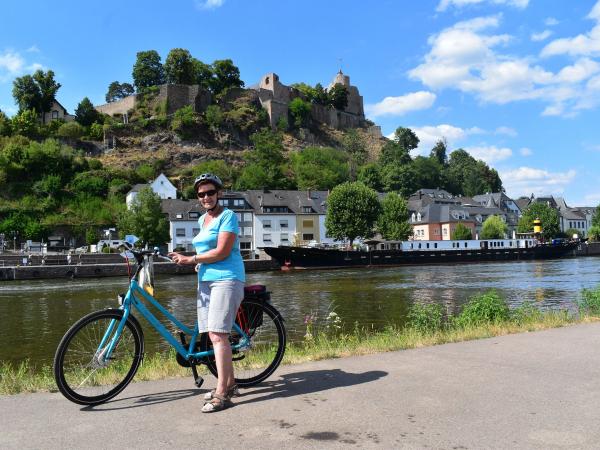 Radfahrerin in Saarburg an der Mosel