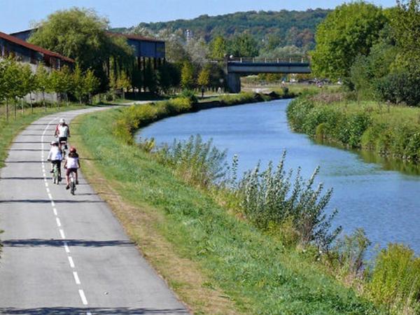 Cyclists Loire Valley