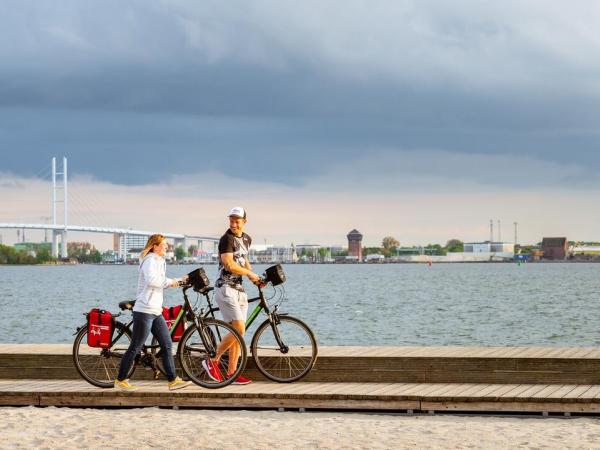 Cyclists in front of the bridge to Rgen