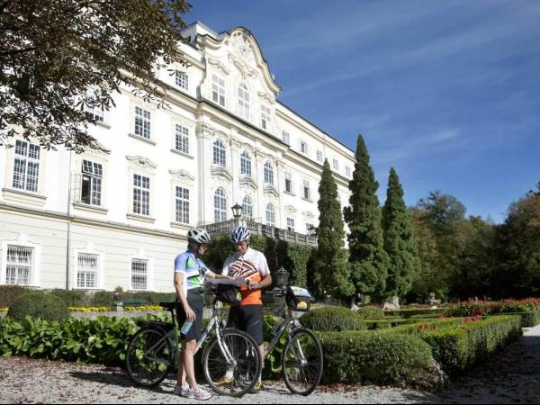 Cyclists in front of the castle in the Salzkammergut