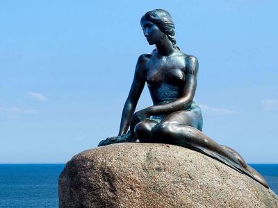 Statue of the little mermaid in Copenhagen