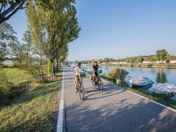 Cyclists along the way