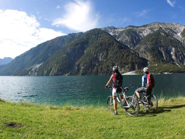 Cyclists at Lake Achensee