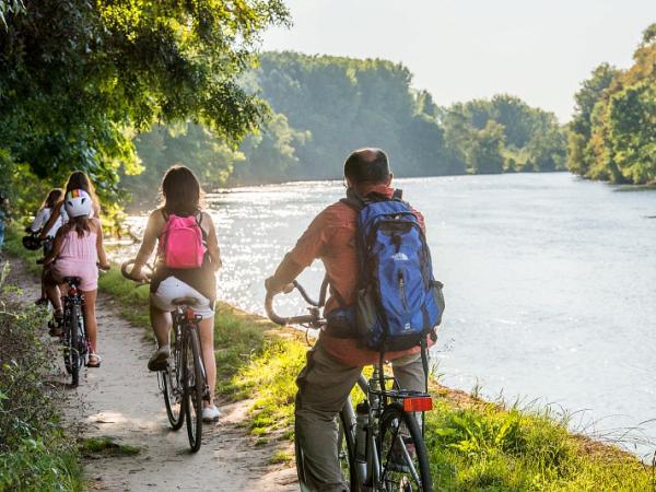 Cycling along the Cher river