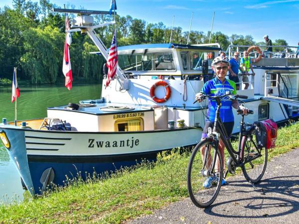 Zwaantje with biker