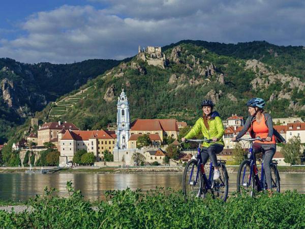 Radfahrer am Donauradweg bei Drnstein