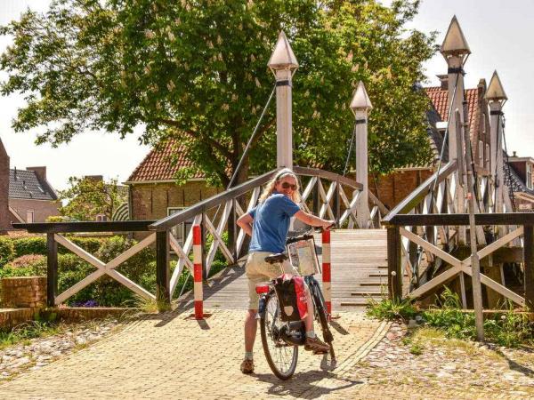 Hindeloopen cyclists bridge