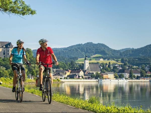 cycling on the Danube cycle path near Grein