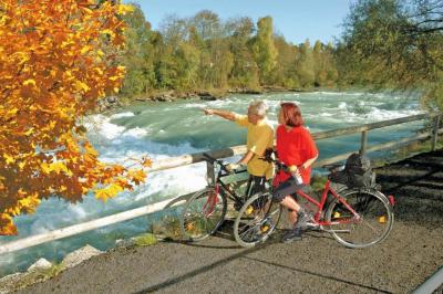 cyclists in front of the river on the Romantic Road