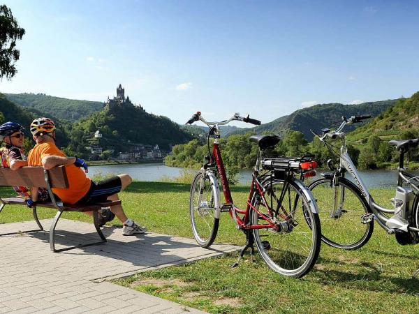 Cycling the moselle river near Cochem