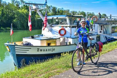 Zwaantje with biker