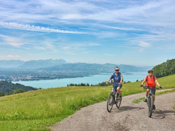 Cyclists at Lake Constance