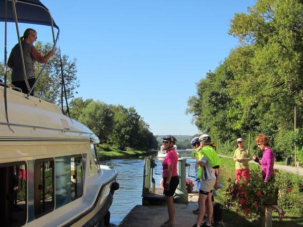 Cyclists in front of the ship lock