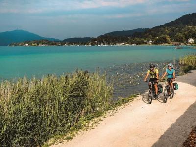 Cycling at lake W�rthersee