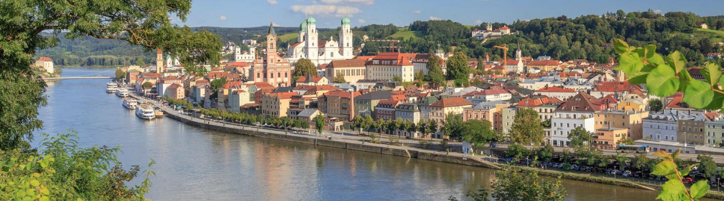 Blick auf Passau, die Altstadt mit den Trmen des Doms und das Donauufer