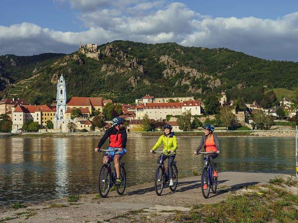 Cyclists in front of Drnstein