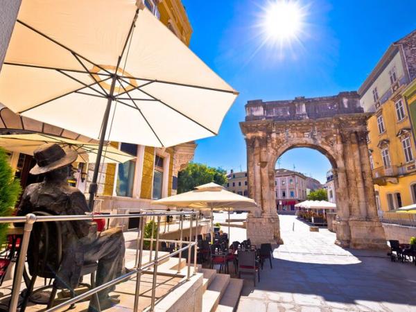 Golden Gate and Jamess Joyce statue in Pula