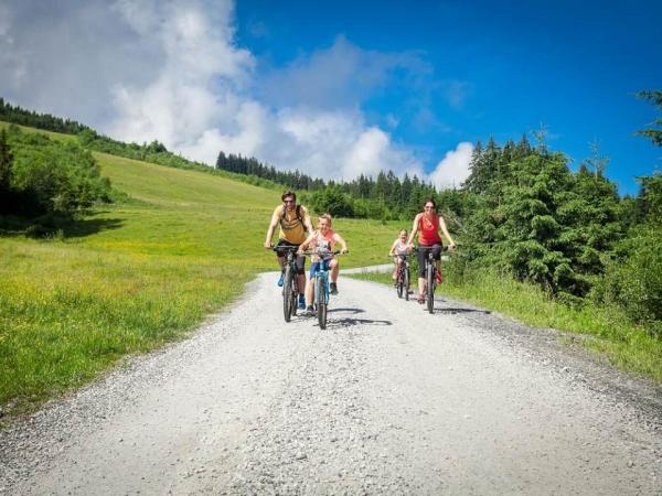 cyclists on Maiskogel