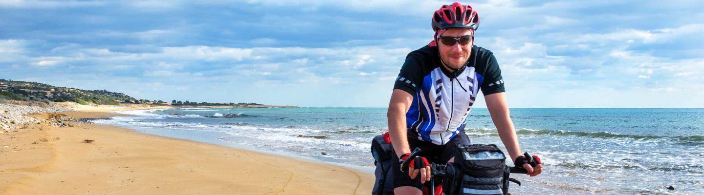 Radfahrer am Sandstrand auf Zypern